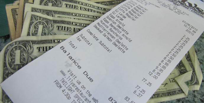 Amerikkalaiset saivat laskun siitä, ettei ole osallistunut hääihin.