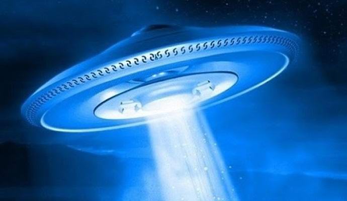 Amerikkalainen tarkkailee UFO: ta joka ilta kotinsa lähellä.