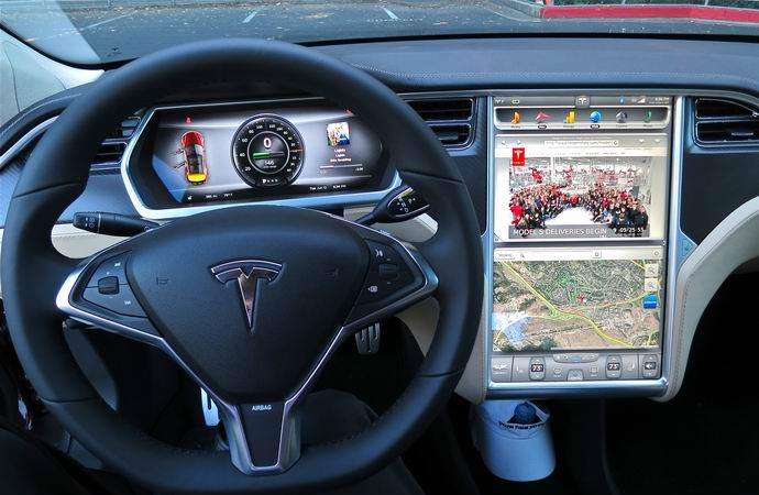 Amerikkalainen kuoli ajaessaan sähköautoa autopilotissa