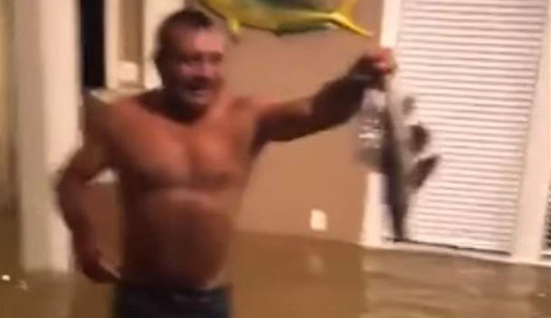 Amerikkalainen kalaa omasta olohuoneestaan