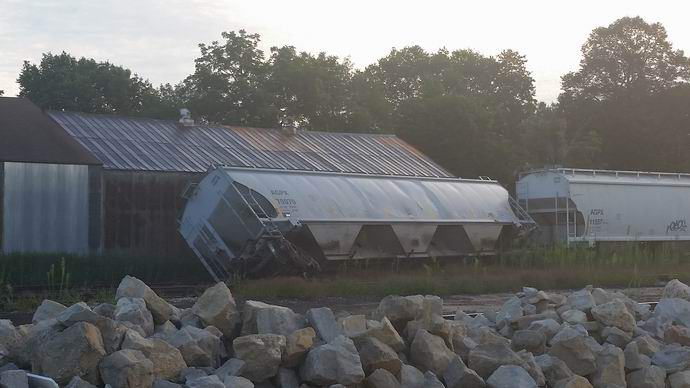 Amerikkalainen baari veti mystisesti suistuneen junan itseensä