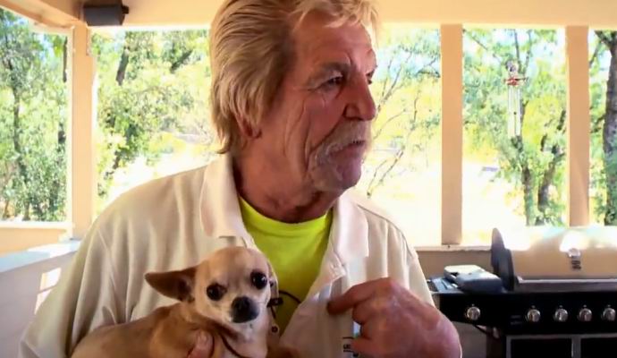 Amerikkalainen eläkeläinen lyö karhua suojelemalla koiria