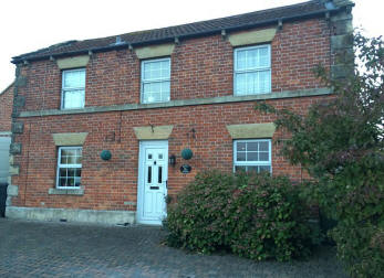 Englantilainen nainen kuvaa haamua talonsa ikkunassa