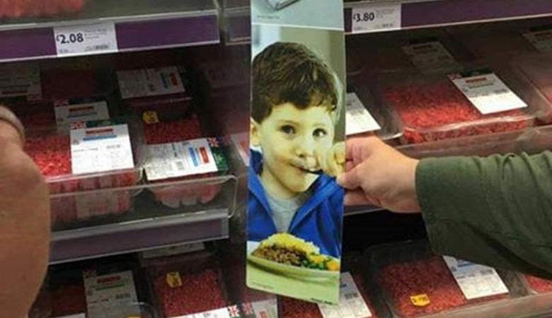 Englantilainen poika tuli omituisesti mainontaan