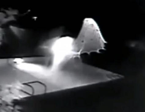 Epänormaali ilmiö kuvattiin kameralla uima-altaan äärellä