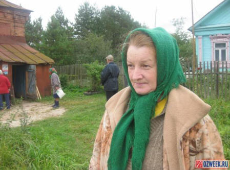 Apaattinen taistelu Chupacabran kanssa punaisissa palkeissa