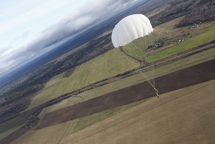 Valkoinen skydiver Ivan Volkorez