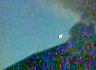 Valkoinen pallo japanilaisen tulivuoren Sakurayama yli