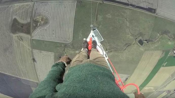 Rohkaisten hulluudelle laulamme kappaleen