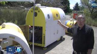 Entinen koditon keksi kannettavia suojia kaikille tarvitseville.