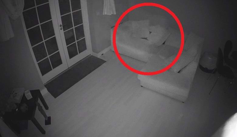 Vaaleat haamut lentävät suoraan kameran eteen.