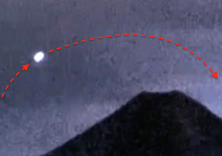 Iso hehkuva UFO lensi Meksikon tulivuoren Colima yli