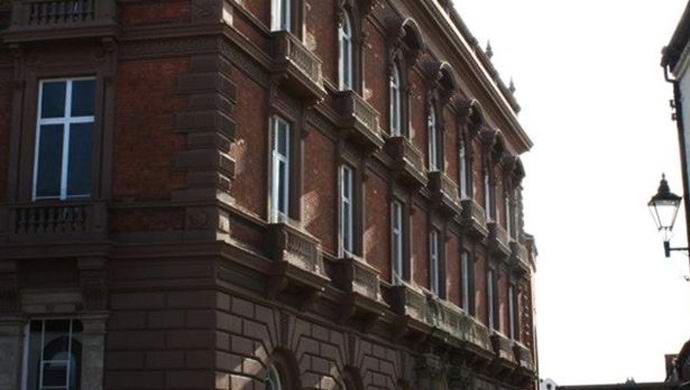 Brittiläiset karkottavat paha haamu kaupungintalosta