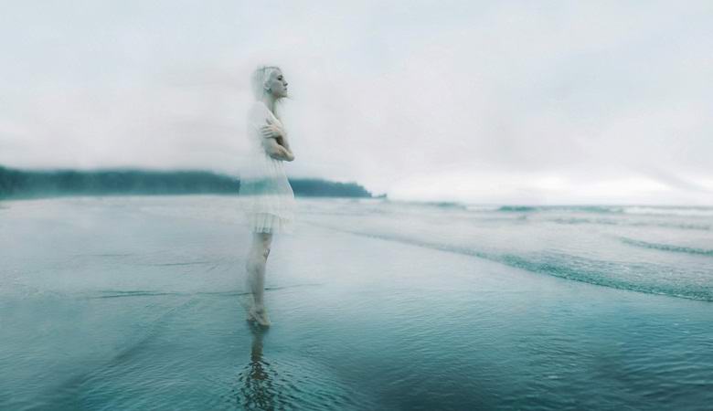 Brittiläinen valokuvasi salaperäisen valkoisen haamun joen rannalla