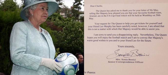 Ison-Britannian kuningatar kieltäytyi auttamasta jalkapallofania