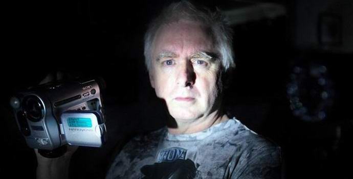 Ison-Britannian paranormaali metsästäjät kuvaavat poltergeistia