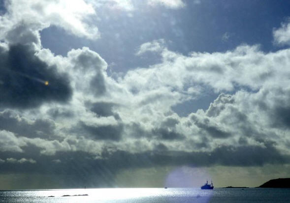 Ison-Britannian vanhempi henkilö valokuvasi keltaista kolmionmukaista UFO: ta