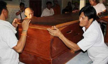 Buddhalainen munkki lupasi hidastaa itsensä spontaaniin palamiseen