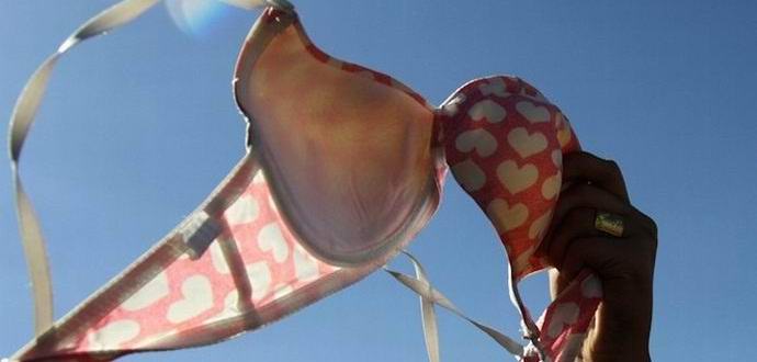 Rintaliivit, kuten luodinkestävä liivi, pelastivat naisen luodista