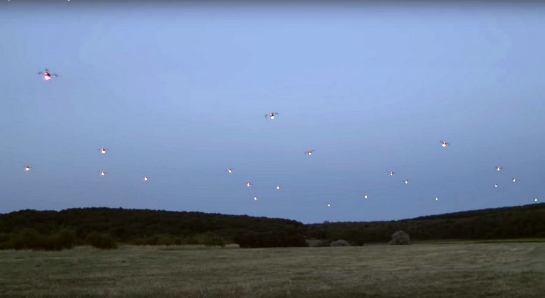 Miniatyyriherrien itsenäisesti järjestäytyvät parvet - uusi suunta robotti