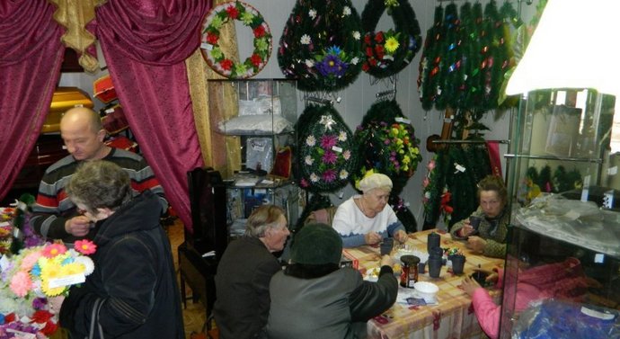 Teetä veteraaneille hautajaisten seppeleiden ja arkkujen keskuudessa