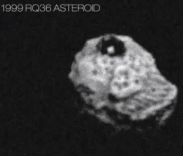 Musta pyramidi asteroidilla
