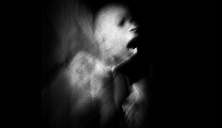 Musta aavemainen kokonaisuus osui valvontakameraan