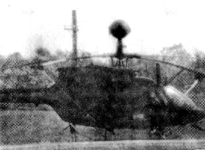 Musta helikopteri jahtaa ihmisiä