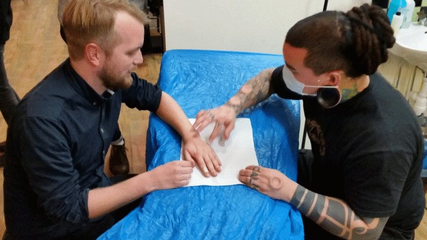 Siru ihon alla - henkilötodistuksena