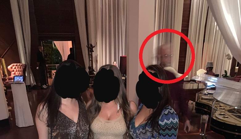 Jotain outoa valokuvattiin juhlajuhlissa