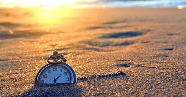 Hävitä kello meren rannalla 