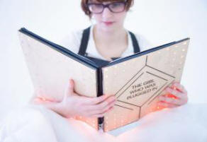 Ihmekirja antaa sinun fyysisesti kokea hahmojen kokemukset