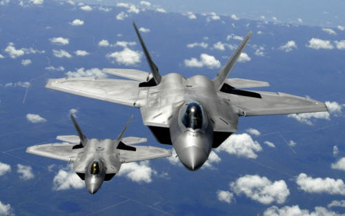 bigpreview_Kaksi ilmakoulutusta (AET) F-22 Raptor Tyndallin ilmavoimien tukikohdasta, lentää polulla KC-135R Stratotankerin takana