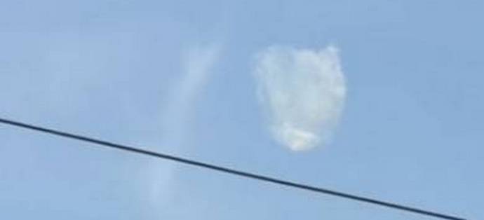 Odotti UFOa ja pilven muodossa