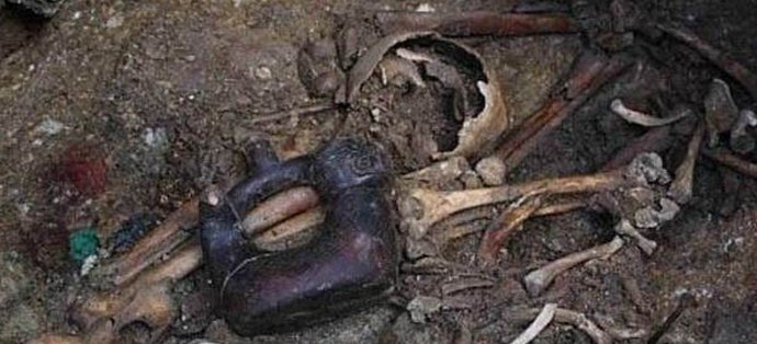 Muinainen hautausmaa ihmisille, joilla on laajennettu kallo