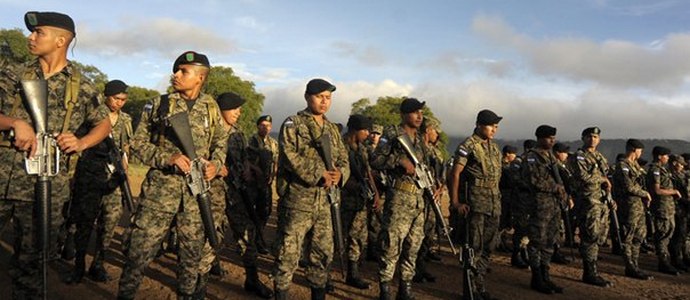 Muinaista kaupunkia suojelevat hallituksen joukot