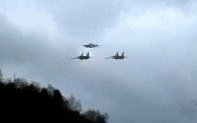 Kaksi sotilaslentokonetta seuraa UFO: ta, korkealaatuinen ammunta Italiasta