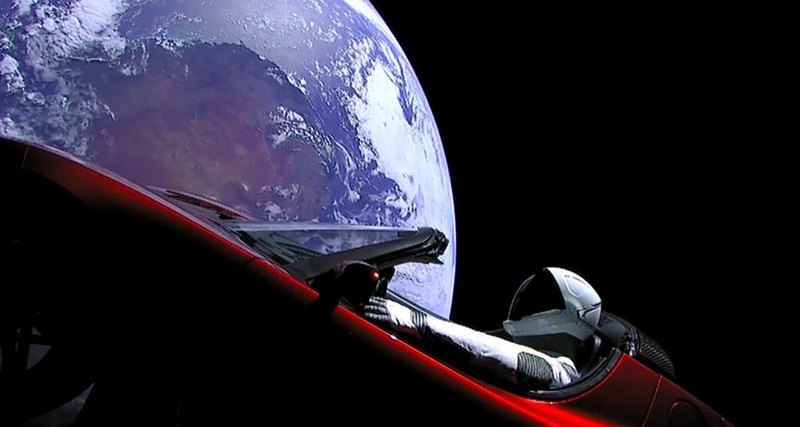 Teslan sähköauto teki ensimmäisen vallankumouksensa auringon ympärillä