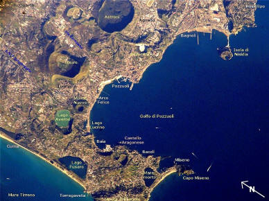 Tiedosto: Pozzuoli NASA ISS004-E-5376 muokatut nimet.jpg