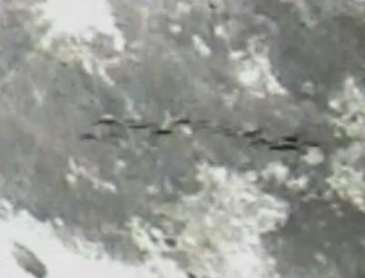 UFO-laivue lentää kuun edessä - ampumavalvontakamera