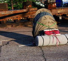 Tämä reppu taittuu täysivaltaiseksi kannettavaksi suojaksi.