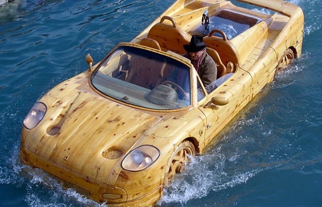 Ferrari yksinkertaisesta puusta