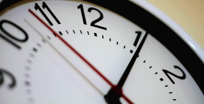 Fyysikot ovat ehdottaneet maailmankaikkeuden olemassaoloa, jossa aika virtaa takaisin