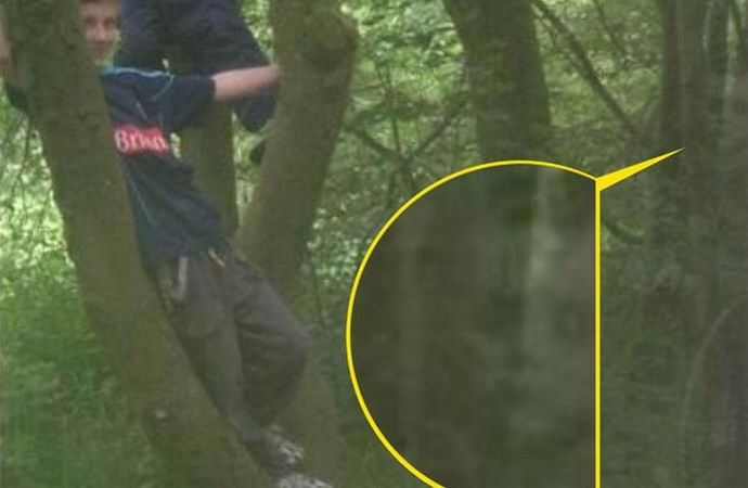 Ottaen kuvia pojistaan, englantilainen naisen vangitsi pelottava haamu