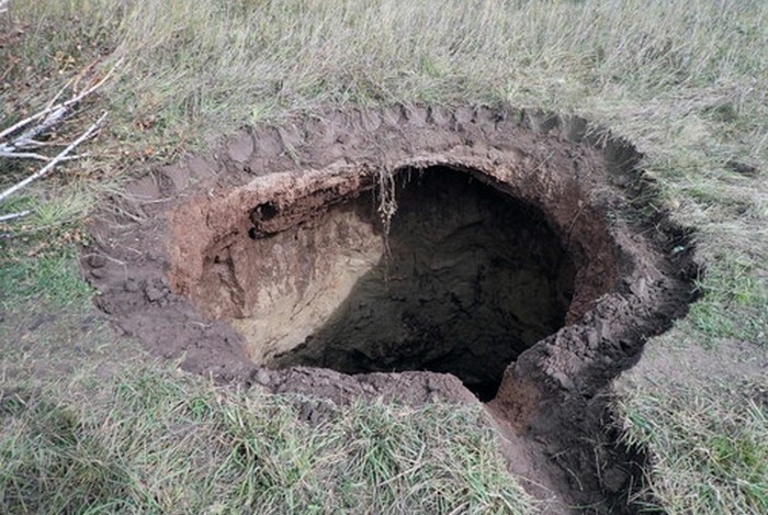 Jättiläinen karstosuppilo hämmästytti asiantuntijoita