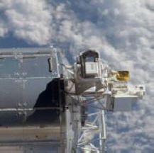 UFO: n muotoinen jättiläinen sikari leijui jälleen ISS: n päälle