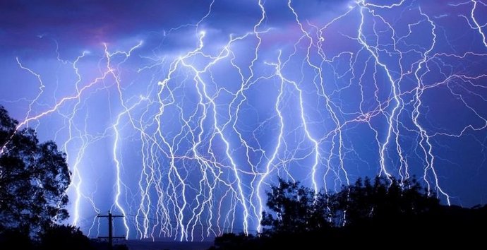 Ukkonen ja salama - taivaallinen rangaistus