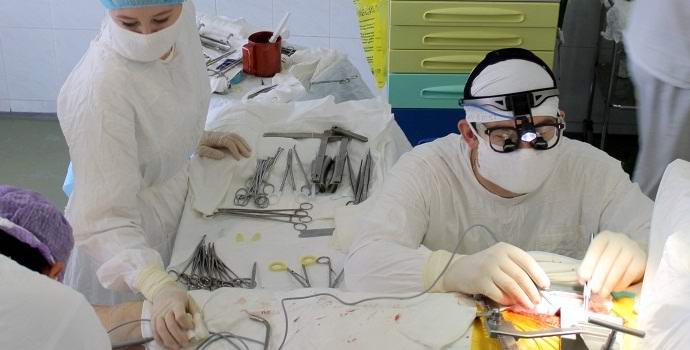 Kirurgi, jolla on vaurioitunut aorta, suoritti leikkauksen rohkeasti