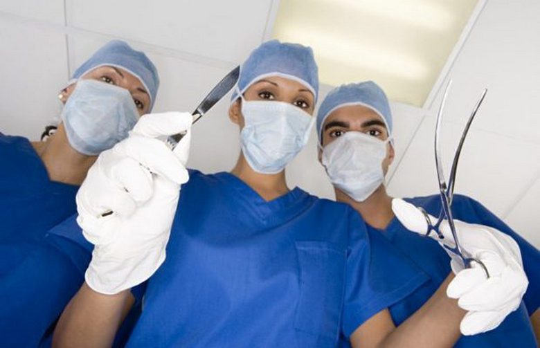 Kirurgi on syönyt - ja asia on hatussa!