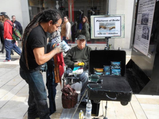 Taiteilijan maalaus sormilla